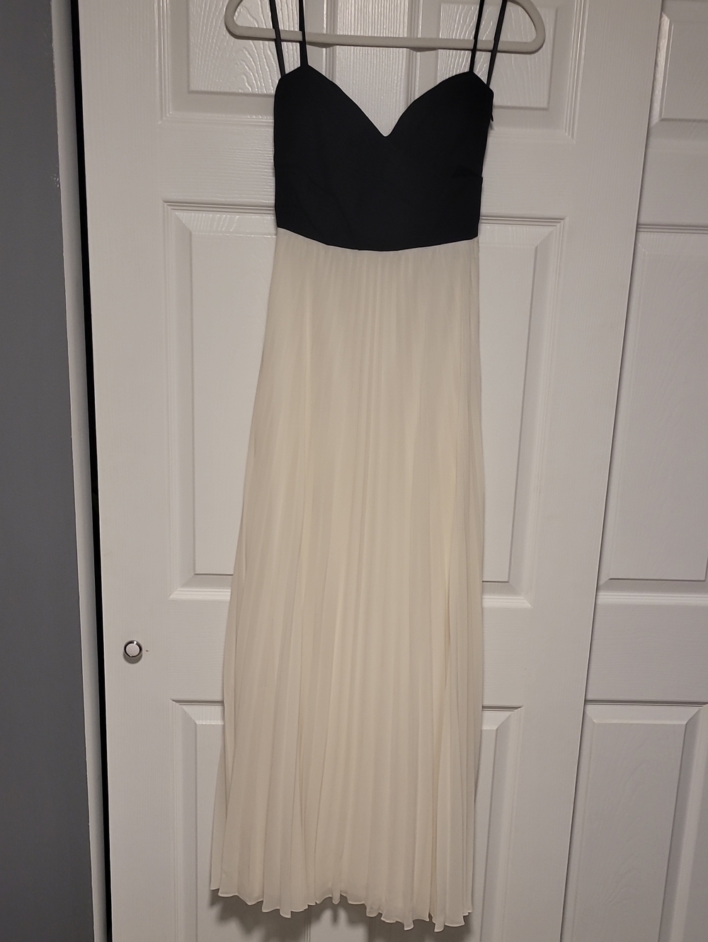 Laundry By Shelli Segal Black and Cream Pleated Spaghetti Strap Maxi Dress